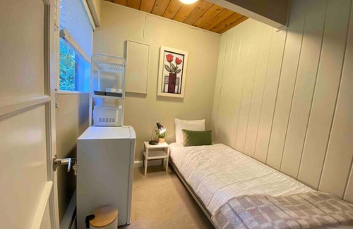 Caulfeild House | Private cute twin bedroom in Cedar Woods!