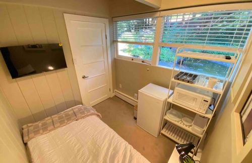 Caulfeild House | Private cute twin bedroom in Cedar Woods!