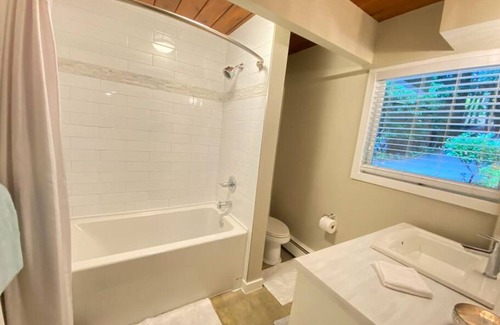 Caulfeild House | Private cute twin bedroom in Cedar Woods!