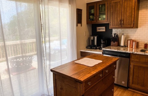 Severna Park House | Private deck, backyard and dog-friendly just 12 minutes to Annapolis