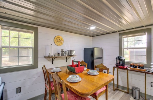 Henagar Apartment | Private Deck: Studio Near Guntersville Lake!