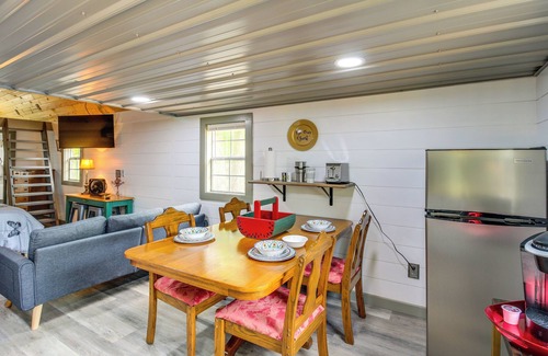 Henagar Apartment | Private Deck: Studio Near Guntersville Lake!