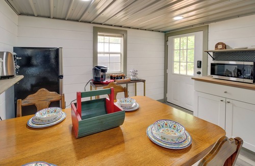 Henagar Apartment | Private Deck: Studio Near Guntersville Lake!