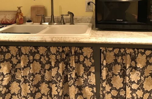 Pella House | Private delightful rooms walk 2 blocks to shop and dine