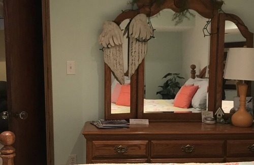 Pella House | Private delightful rooms walk 2 blocks to shop and dine