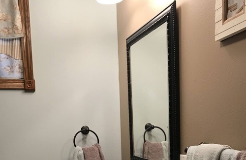 Pella House | Private delightful rooms walk 2 blocks to shop and dine