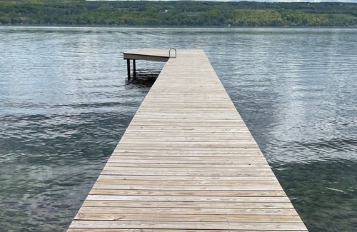 Valois House | PRIVATE DOCK on WINE-TRAIL!!! Superb WiFi &4 acres of privacy on the wine trail!