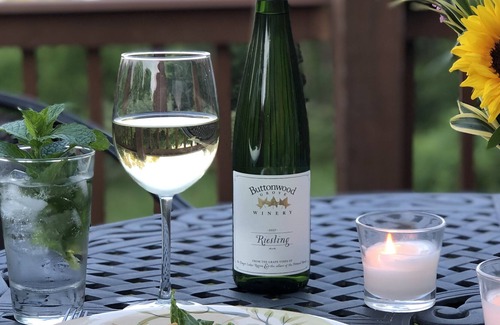 Valois House | PRIVATE DOCK on WINE-TRAIL!!! Superb WiFi &4 acres of privacy on the wine trail!
