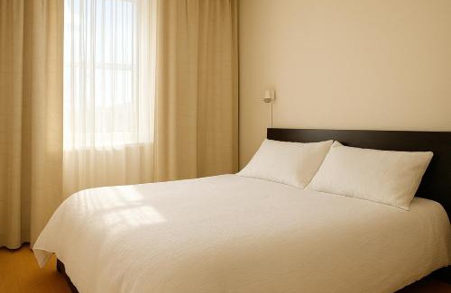 St. James Town House | Private Double Room in Downtown Toronto, Steps to Subway & CN Tower