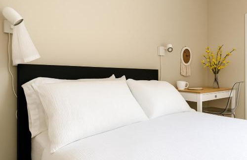 St. James Town House | Private Double Room in Downtown Toronto, Steps to Subway & CN Tower
