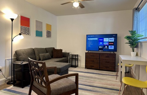 Livingston Park Apartment | Private downtown Columbus 1 bed/1 bath mins from hospitals, sports & airport