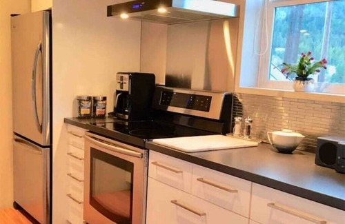 Kaslo Apartment | Private downtown lakefront apartment in a unique heritage building. n