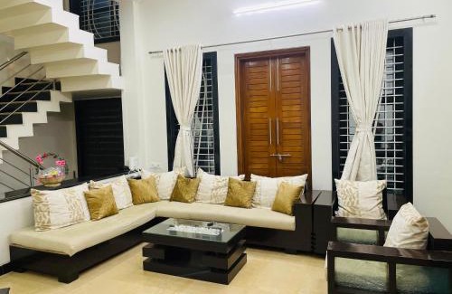 Daulatabad Villa | Private & Elegant 3BHK villa, Hillside Hideaway, 10 mins from MH Bus Stand