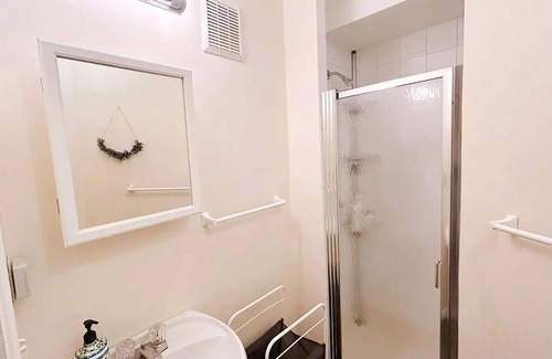 Richmond House | Private entrance 1br suite / near YVR airport / Walking to Shopping center