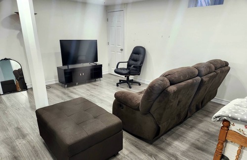 East Credit Apartment | Private Entrance Bsmt Apt, parking, wifi, laundry, clean, quiet and discreet