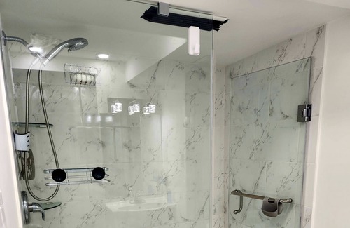East Credit Apartment | Private Entrance Bsmt Apt, parking, wifi, laundry, clean, quiet and discreet