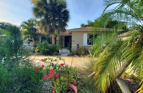 St. Petersburg - Clearwater House | Private entrance room & bathroom w/courtyard 10 min to beach & Downtown