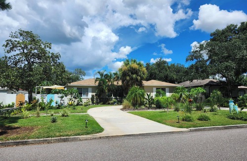 St. Petersburg - Clearwater House | Private entrance room & bathroom w/courtyard 10 min to beach & Downtown