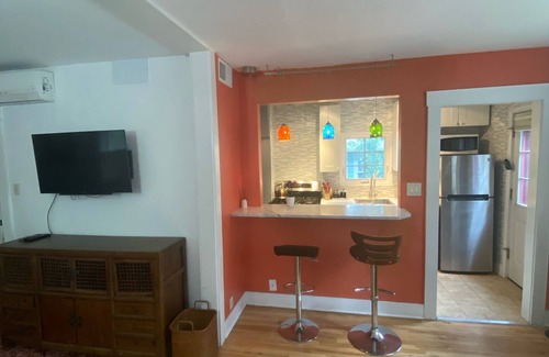 Mapleton Hill House | Private Entrances-Mapleton Hill Bungalow-Large Studio with Private Patio