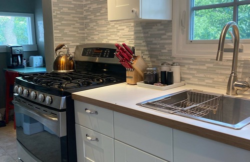 Mapleton Hill House | Private Entrances-Mapleton Hill Bungalow-Large Studio with Private Patio