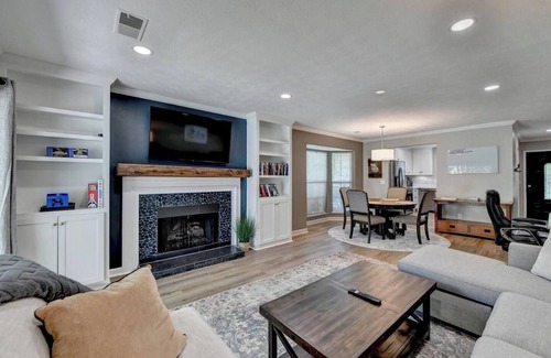 Alpharetta House | Private Escape - Dine in downtown Alpharetta/shop at Avalon, Walk to Downtown Alpharetta in 9 minute