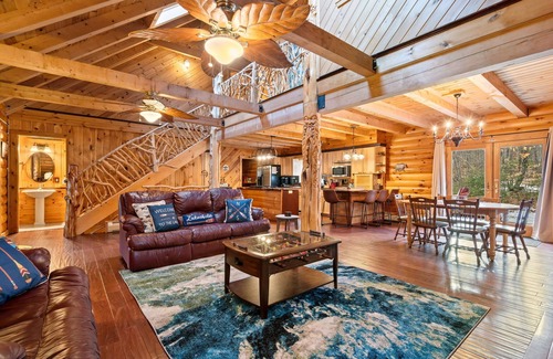 Wakefield House | Private Fall Lakefront Cabin w/Fire Pit & Hot Tub