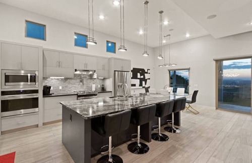 El Paso House | Private Franklin Hills Retreat