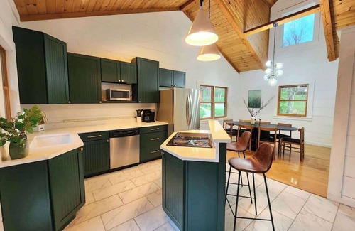 Hallsville Cabin | Private Fun Barn~Hot Tub~Pool Table~Karaoke