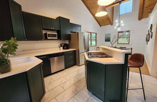 Hallsville Cabin | Private Fun Barn~Hot Tub~Pool Table~Karaoke