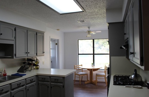 Driftwood House | Private getaway near breweries, wineries, dance hall and wedding venues.