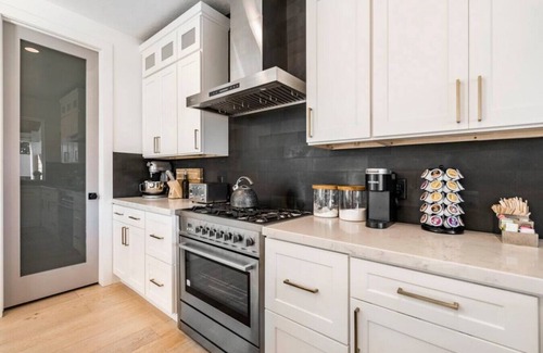 Riverton House | Private Getaway with Theater Room, Hot Tub, Dry Sauna, 7 bedrms, 4 bathrms
