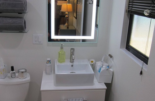 Northridge House | Private guest House 1BR 2BR=Gated 24/7 check-in =Hi Speed Wi-Fi=on sight parking