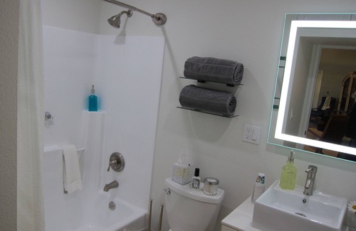 Northridge House | Private guest House 1BR 2BR=Gated 24/7 check-in =Hi Speed Wi-Fi=on sight parking