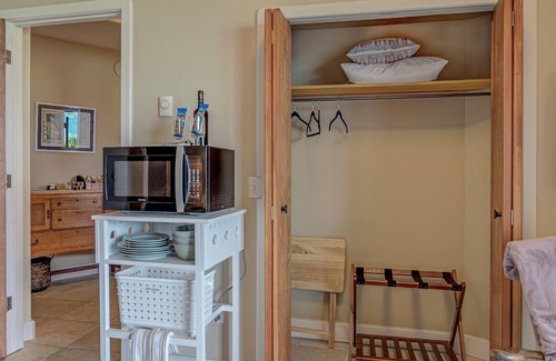 Salmon Apartment | Private Guest Suite, "Hilltops II"