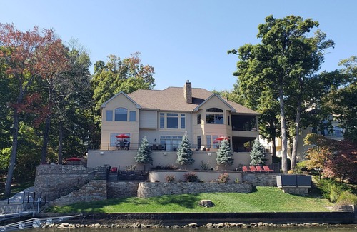 Osage Beach House | Private Heated Pool, Outdoor Kitchen w/Pizza Oven, 7 BR, 6.5 BA, Game Room