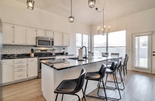 Hillcrest Ranch Homeowners House | Private Heated Pool, Dog Friendly, Garage Parking, Near Golf, Hiking, Shops/Dining + FREE GOLF!