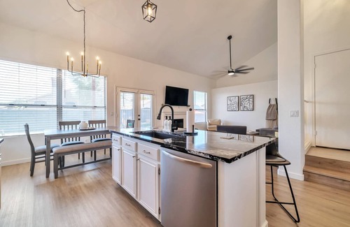Hillcrest Ranch Homeowners House | Private Heated Pool, Dog Friendly, Garage Parking, Near Golf, Hiking, Shops/Dining + FREE GOLF!
