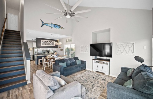 Sharp Reef House | PRIVATE HEATED POOL, PRIVATE BEACH, PICKLEBALL, PUTTINGGREEN, BOAT & BAY ACCESS!