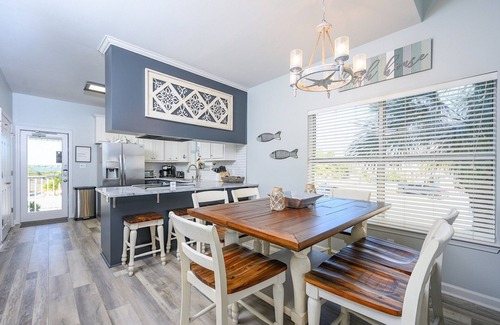 Sharp Reef House | PRIVATE HEATED POOL, PRIVATE BEACH, PICKLEBALL, PUTTINGGREEN, BOAT & BAY ACCESS!