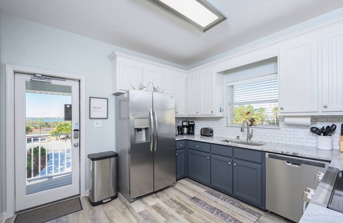 Sharp Reef House | PRIVATE HEATED POOL, PRIVATE BEACH, PICKLEBALL, PUTTINGGREEN, BOAT & BAY ACCESS!