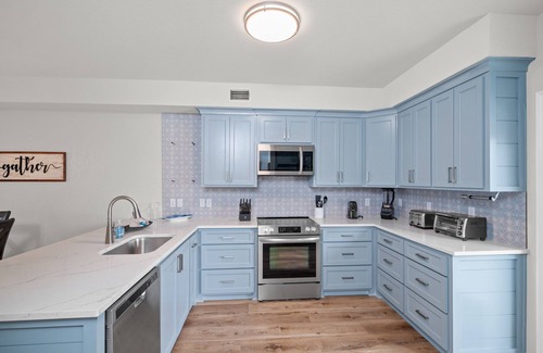 Perdido Key Coves One House | PRIVATE HEATED POOL, PRIVATE BOAT DOCK, PRIVATE BEACH, PICKLEBALL, & HOT TUB!