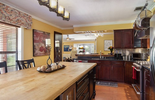 June Park House | Private Hideaway, Pool, Super Cool Tiki Bar and close to USSSA!