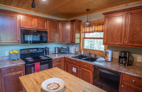 West Jefferson Cabin | Private Hike to the New River - Hot Tub, Fire Pit, and Foosball