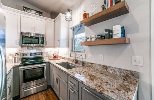 Comfort House | PRIVATE HILL COUNTRY HOME WITH HOT TUB AND EXPANSIVE VIEWS.