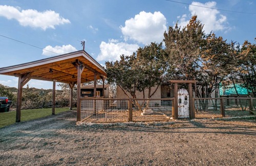 Comfort House | PRIVATE HILL COUNTRY HOME WITH HOT TUB AND EXPANSIVE VIEWS.