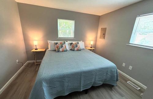 Royal Manor House | Private Home - Entire House - Ranch - Hot Tub - Pets Welcome - 2 King Beds - Kids Welcome - Fenced Yard - Free Wifi - Quiet Neighborhood