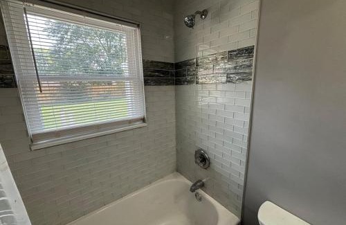 Royal Manor House | Private Home - Entire House - Ranch - Hot Tub - Pets Welcome - 2 King Beds - Kids Welcome - Fenced Yard - Free Wifi - Quiet Neighborhood