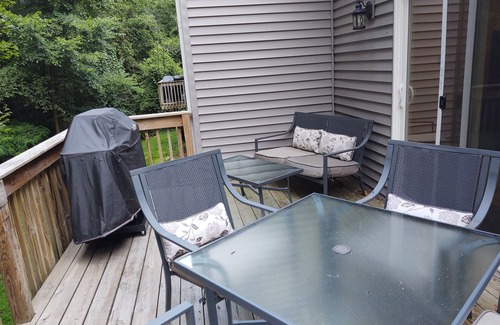 Nazareth House | Private Home in the woods - 15 minutes from Downtown!