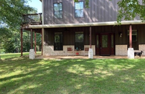 Bullard House | Private home on quiet street near Lake Palestine with room for a family.
