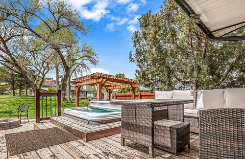 Redlands House | Private Home right on Golf Course with Million Dollar National Monument Views